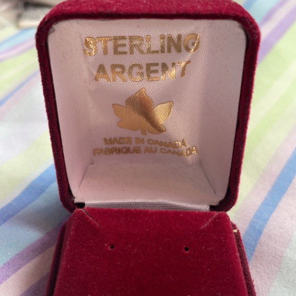 Sterling argent maple leaf earrings - Picture 3 of 4